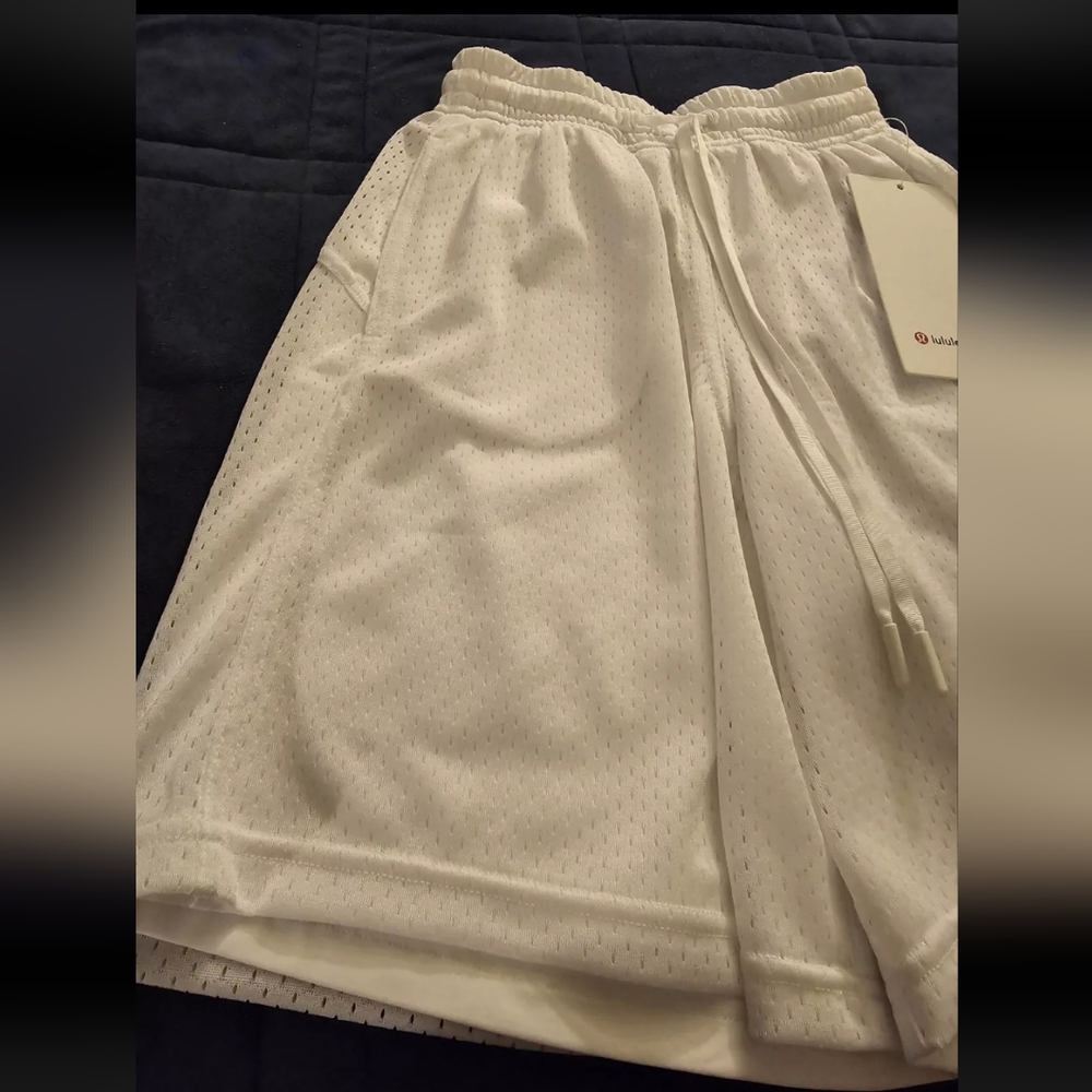 Lululemon FIRE! NWT! Relaxed-Fit Training Short 8" in White. Sz 4. R2S! - Picture 8 of 15